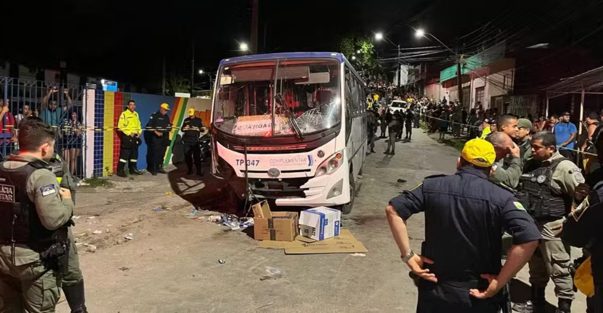 Micro-ônibus que atropelou participantes de procissão em Jaboatão dos Guararapes, no Grande Recife — Foto: Everaldo Silva/TV Globo