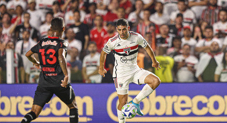 Erison marca de pênalti nos acréscimos e São Paulo vence o Bragantino na Vila Belmiro