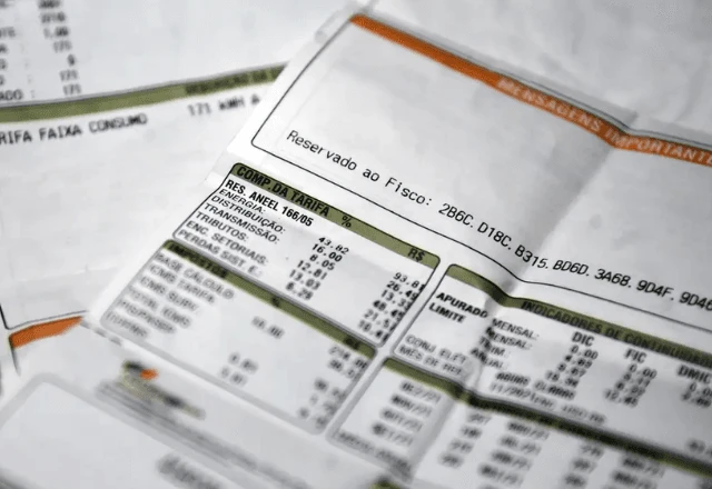 Aneel mantém bandeira vermelha em julho e conta de luz terá taxa extra