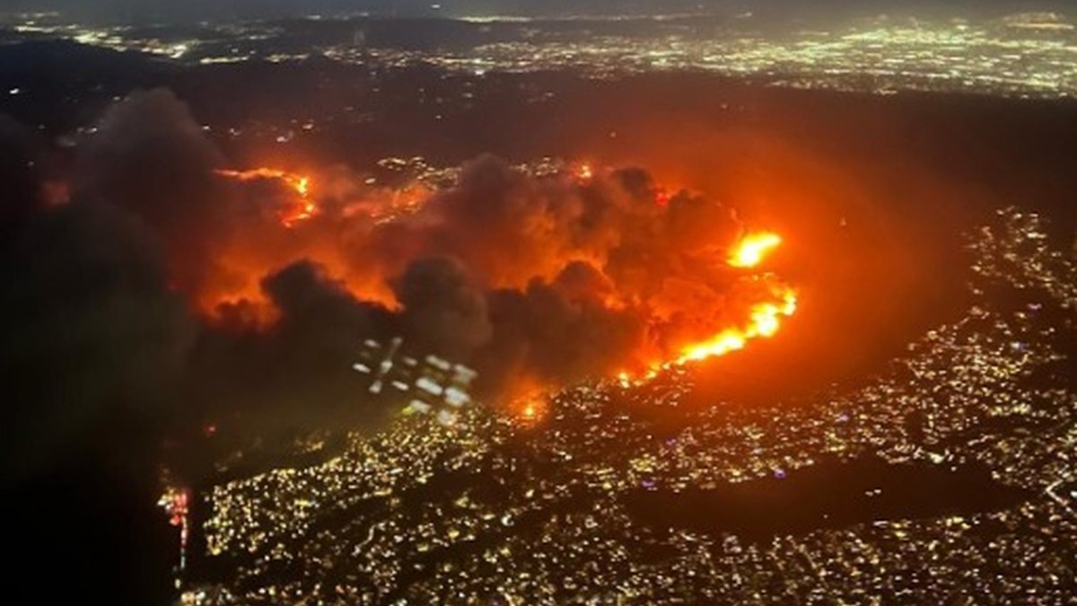 Incêndios em Los Angeles chegam ao terceiro dia; número de mortes sobe para 10