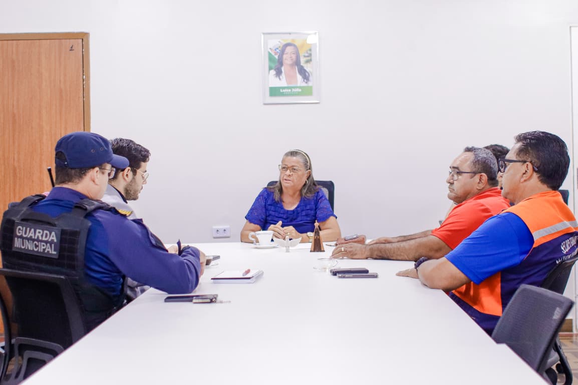 Prefeita Tia Júlia se reúne com delegado para discutir estratégias para mais segurança na cidade