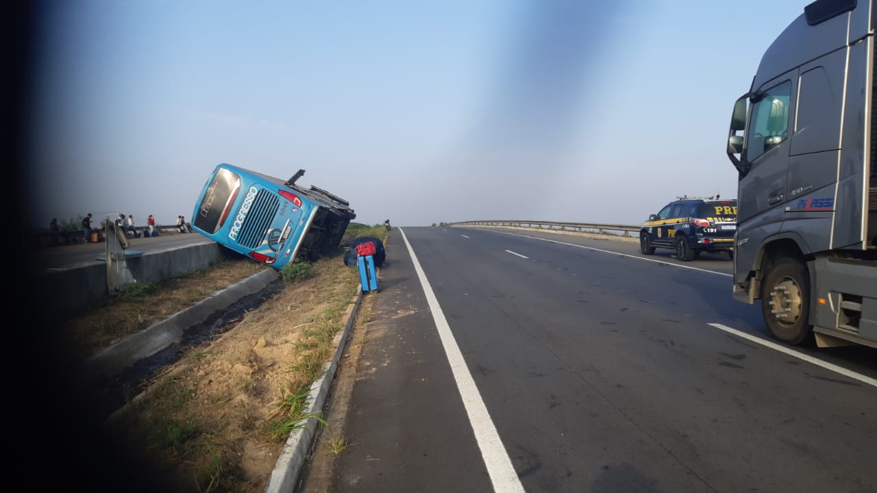 Ônibus tomba na BR-101 em Alagoas e deixa 10 pessoas feridas