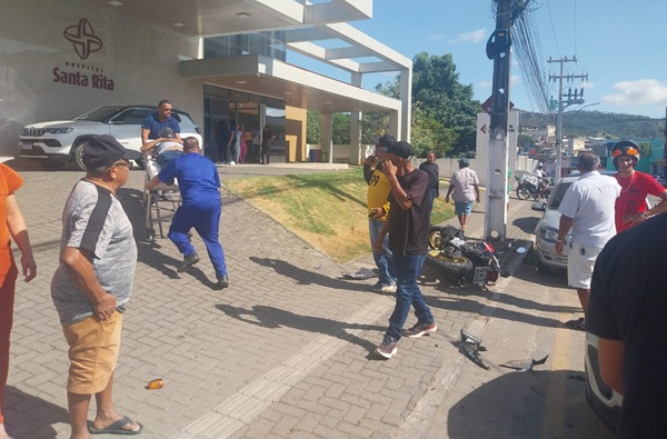 carro e motocicleta colidem em frente à Maternidade Santa Olímpia, em Palmeira dos Índios