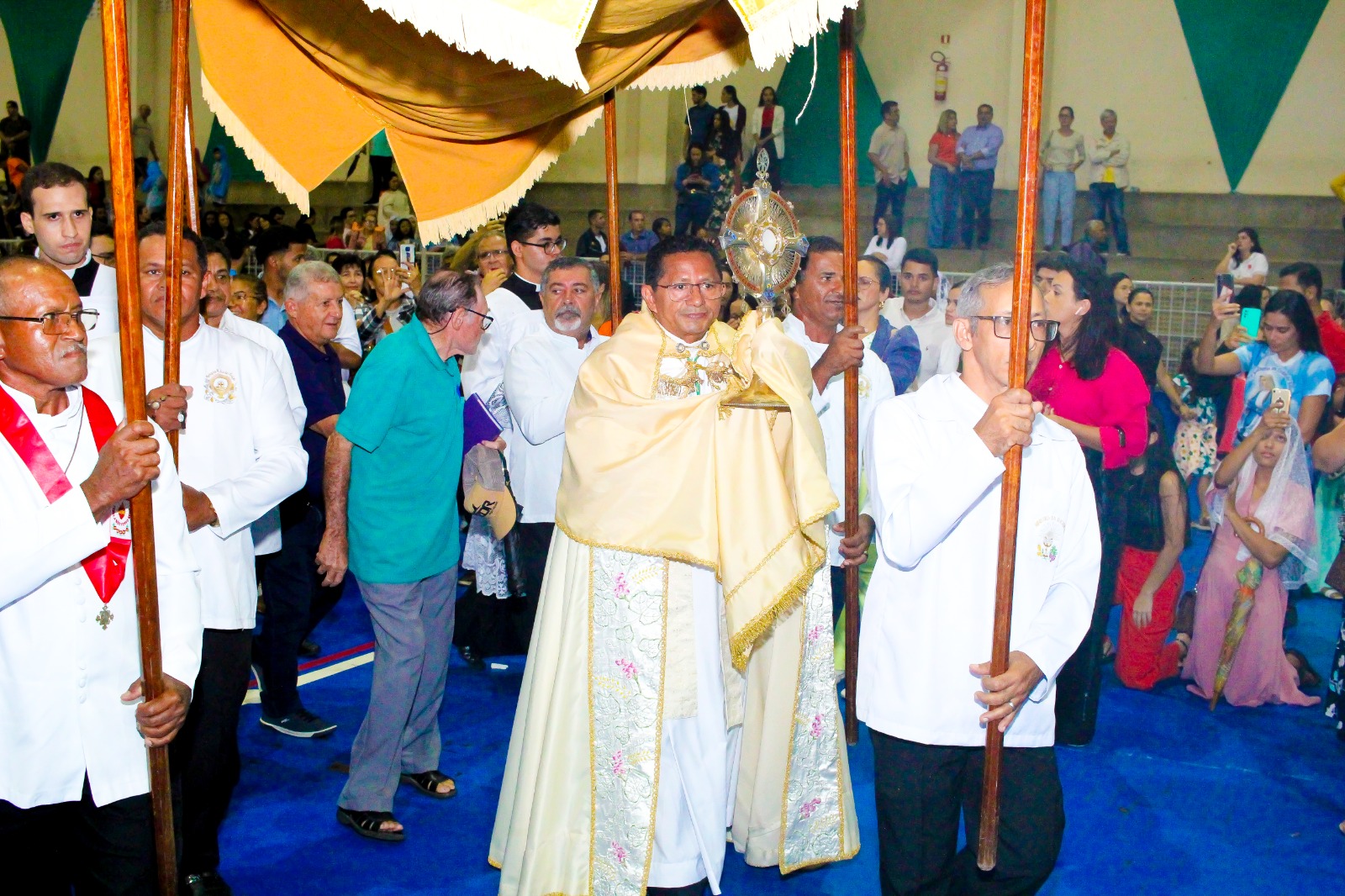 Católicos celebram Corpus Christi em Palmeira dos Índios