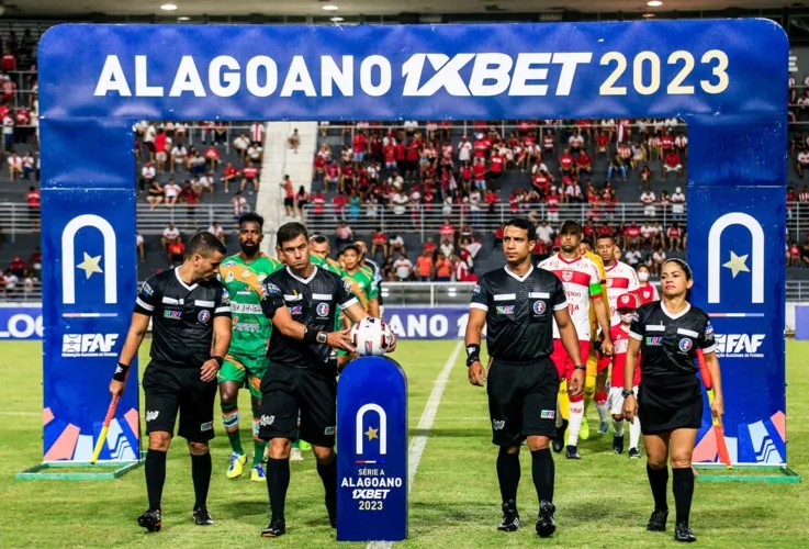 Rafael Carlos Salgueiro (o segundo da esquerda para direita), é o melhor árbitro do Alagoano 2024 | Foto: Ailton Cruz