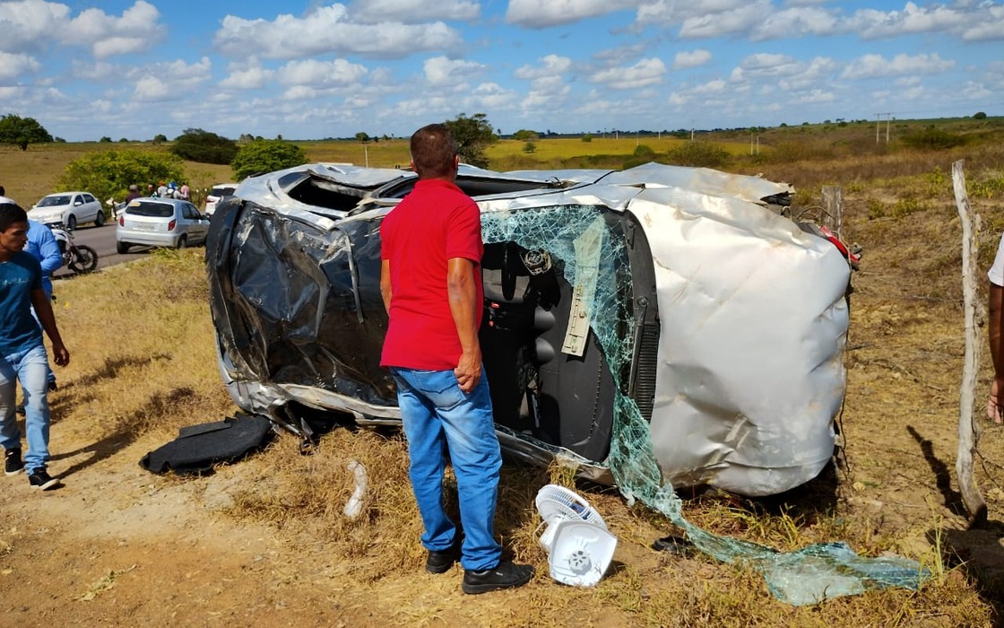 Em ultrapassagem, carros saem de pista e um deles capota na AL-115