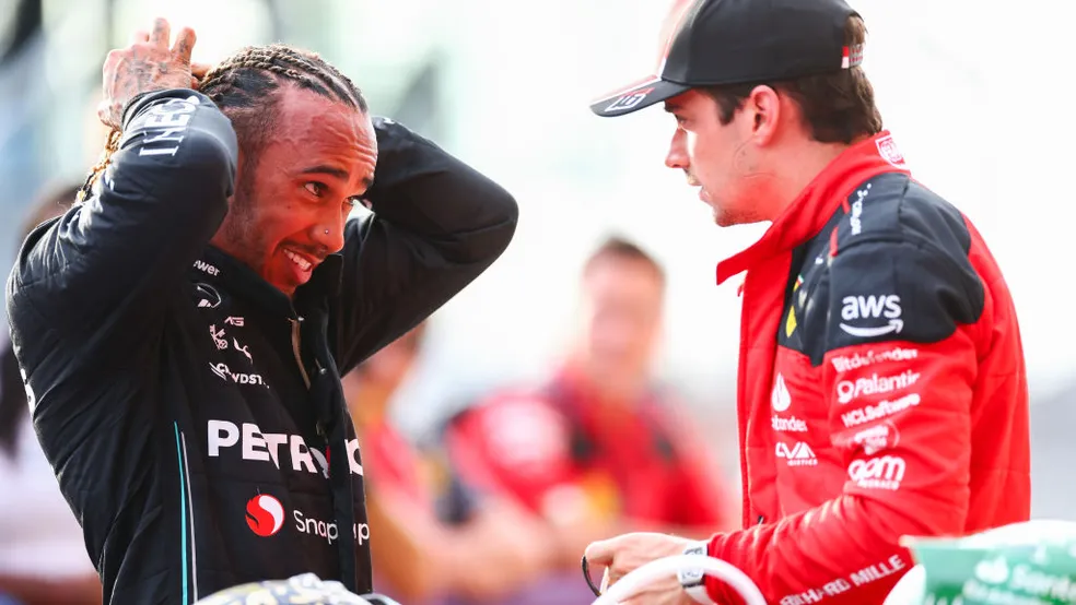 Lewis Hamilton e Charles Leclerc, vistos após a corrida sprint do GP dos EUA de F1 2023 - Foto: Dan Istitene - Formula 1/Formula 1 via Getty Images