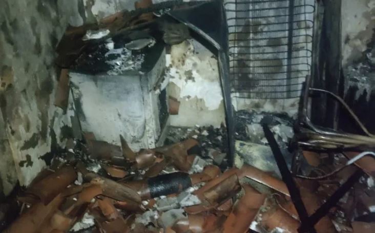 Apartamento pega fogo e teto desaba na Ponta Verde; Bombeiros são acionados