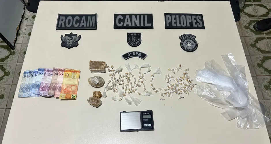 Mulher é presa por tráfico após drogas serem encontradas em descarga de banheiro