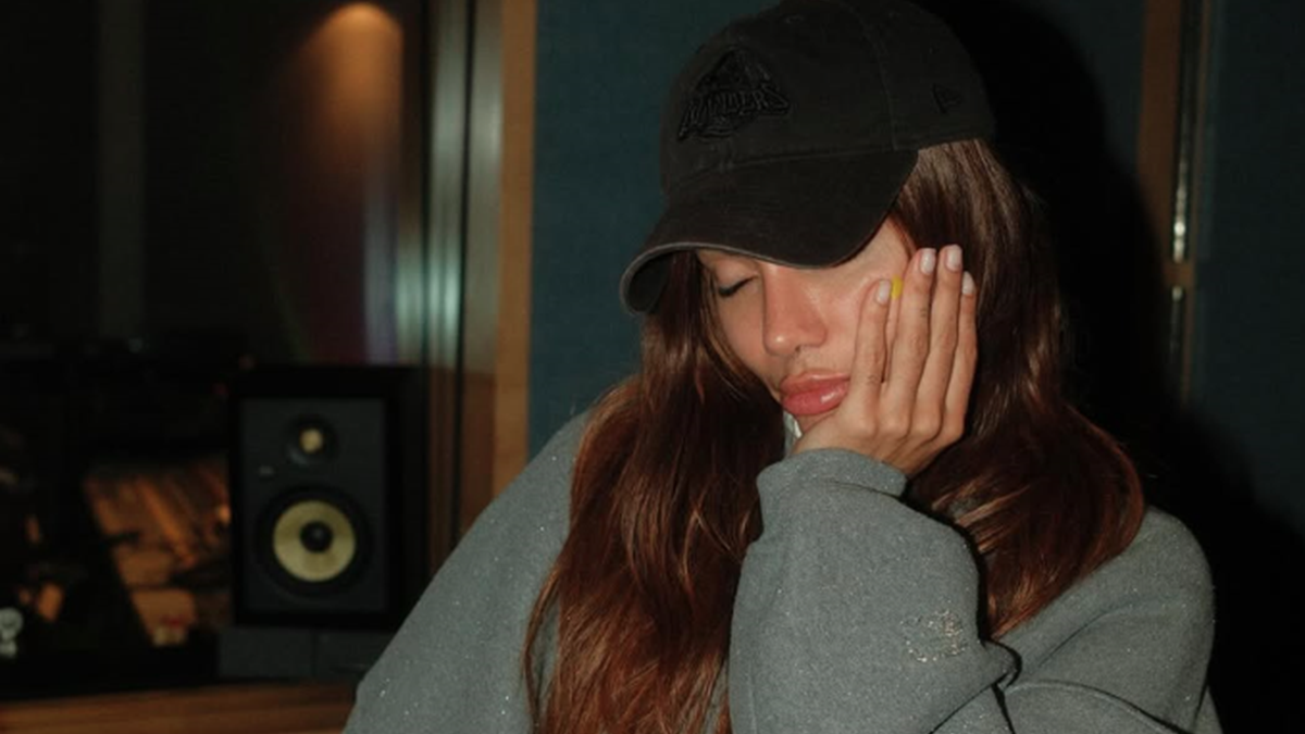 Anitta surge com novo visual e agita a web: 'Amei o rosto dessa semana'