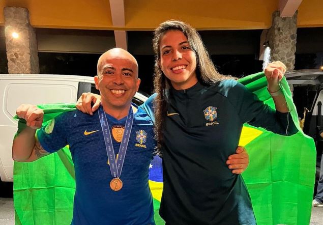 Pai da zagueira Lauren ganha carro após vender o seu para acompanhar a filha na Copa