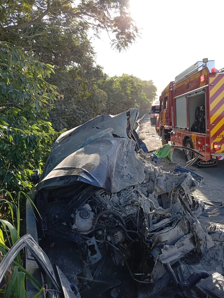 Motorista de carreta invade contramão e atinge carro de passeio