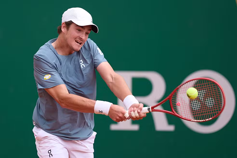 João Fonseca rebate bola na partida contra Arthur Rinderknech, em Monte Carlo — Foto: Mateo Villalba/Getty Images