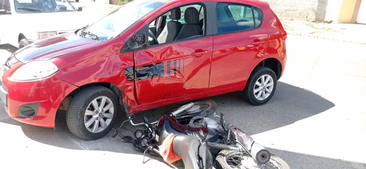 Duas pessoas ficam feridas em acidente entre carro e moto