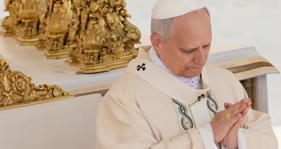 Papa Leão XIV olha para Anel de Pescador durante missa inaugural de seu papado, em 18 de maio de 2025. AP Photo/Gregorio Borgia