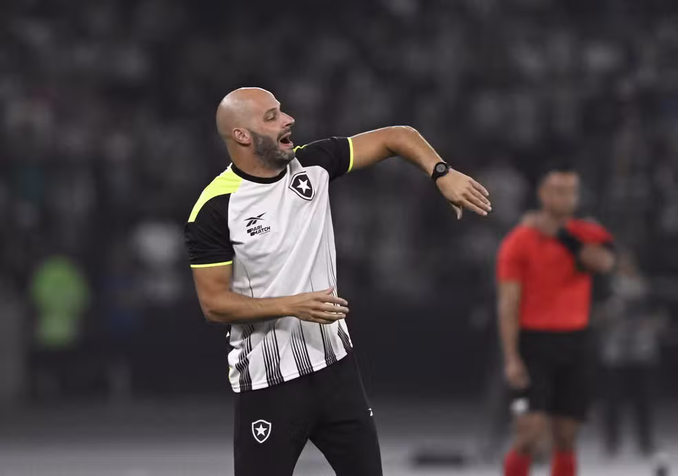 Auxiliar franclim carvalho comanda Botafogo contra o Corinthians — Foto: André Durão