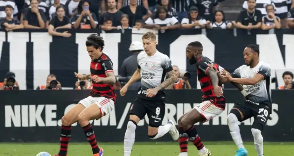 Corinthians vence Flamengo e deixa Z4; Rubro-Negro se afasta da liderança do Brasileirão