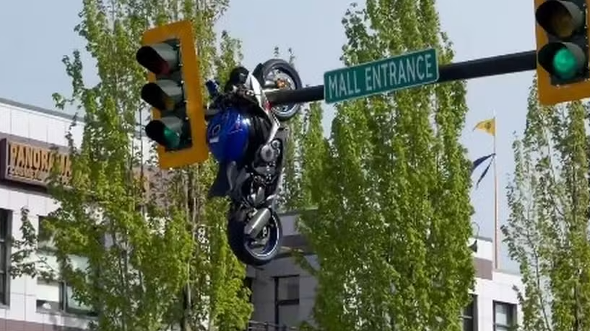 Moto 'voa' após acidente e fica presa em sinal