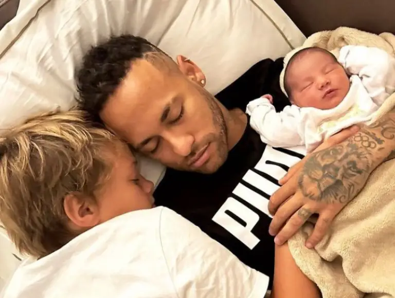 Neymar posta foto dormindo com Davi e Mavie e encanta Web