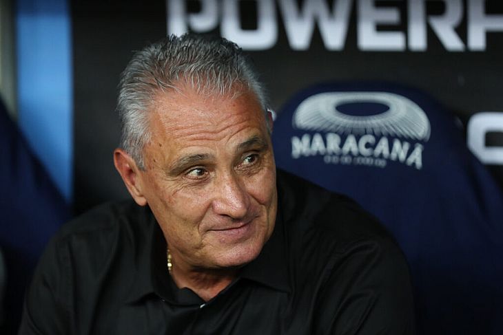 Torcedores do Flamengo atacam Tite após derrota para o Peñarol no Maracanã