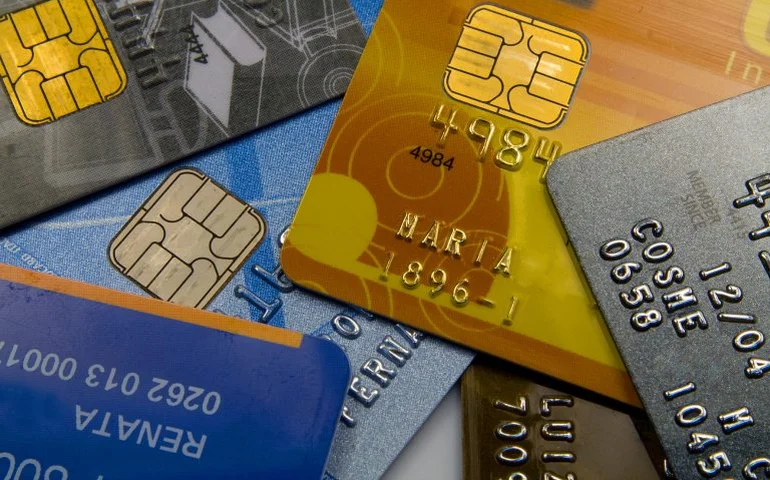 Juro médio do rotativo do cartão de crédito recua para 428,3% 