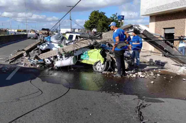 Motorista fica ferido após colidir carro em poste em Arapiraca; segundo veículo envolvido