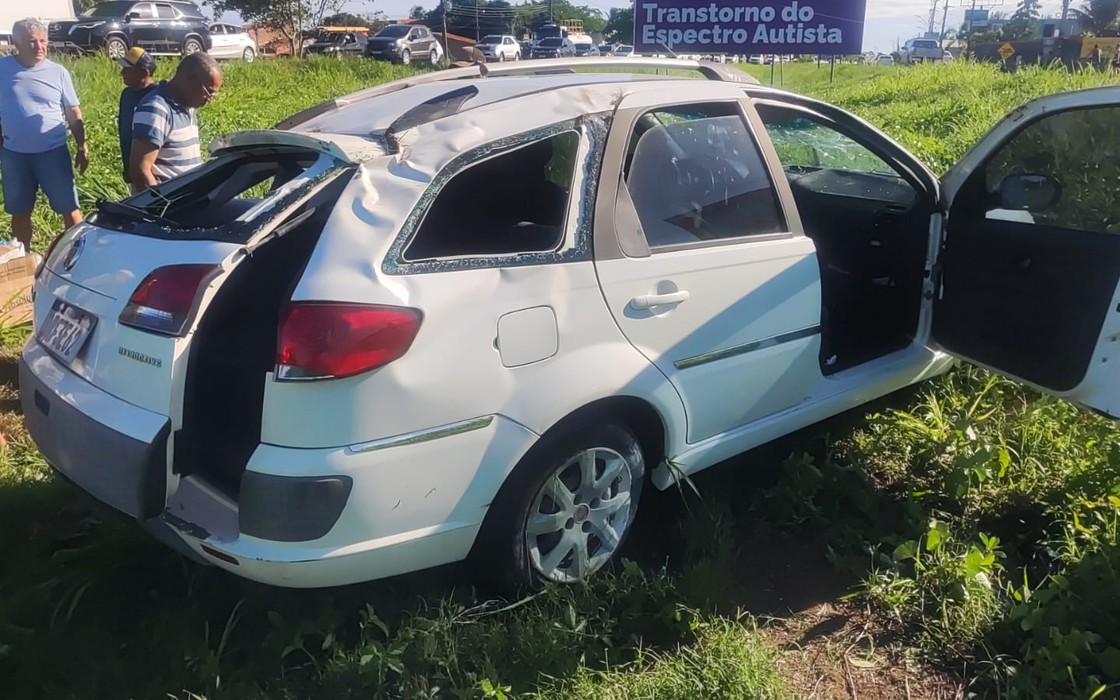 Motorista perde controle da direção e capota carro em Marechal Deodoro