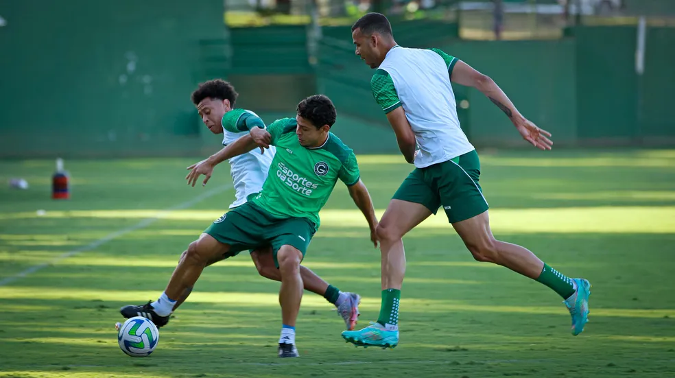 Guilherme Marques (meio) não enfrenta o Atlético-MG; Matheusinho e João Magno estão à disposição — Foto: Rosiron Rodrigues / Goiás E.C.