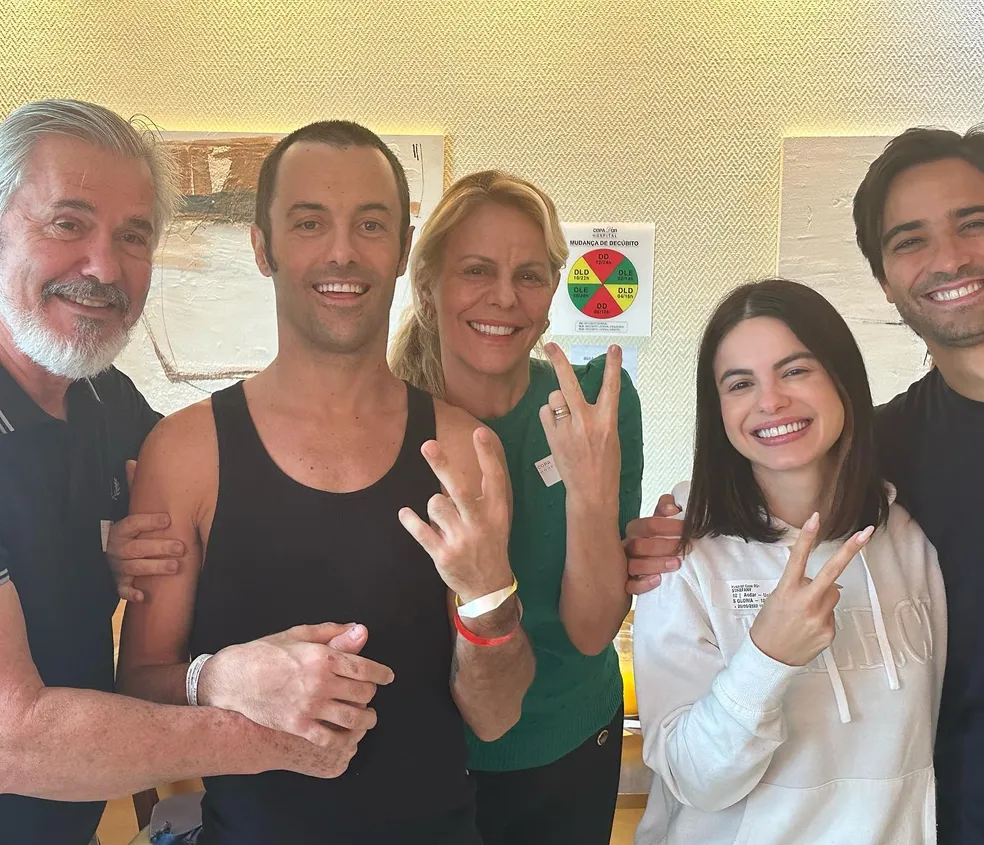 Mãe de Kayky Brito publica primeiras fotos do ator após atropelamento