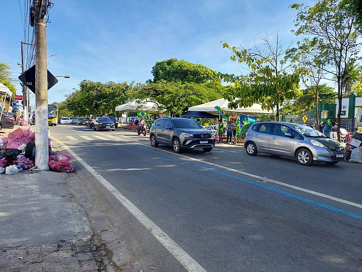 Manifestantes seguem no canteiro da Fernandes Lima após desocupação de faixas da avenida