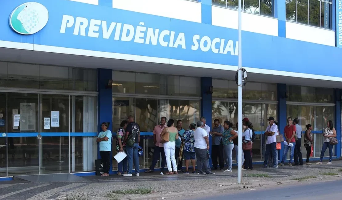 Presidente do INSS é afastado após operação da Polícia Federal contra fraudes previdenciárias
