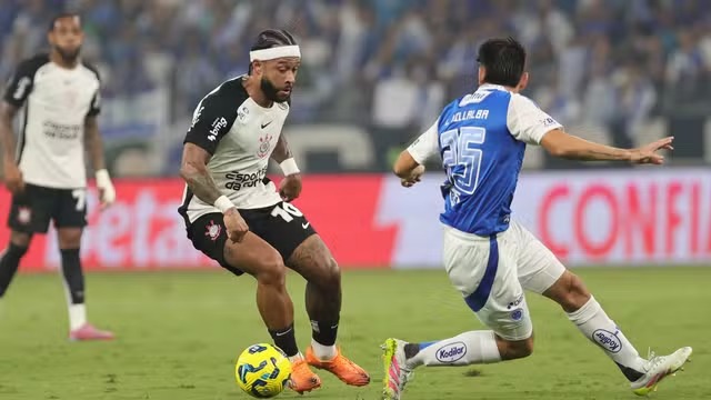 Memphis em Cruzeiro x Corinthians (Foto: Gilson Lobo/AGIF)
