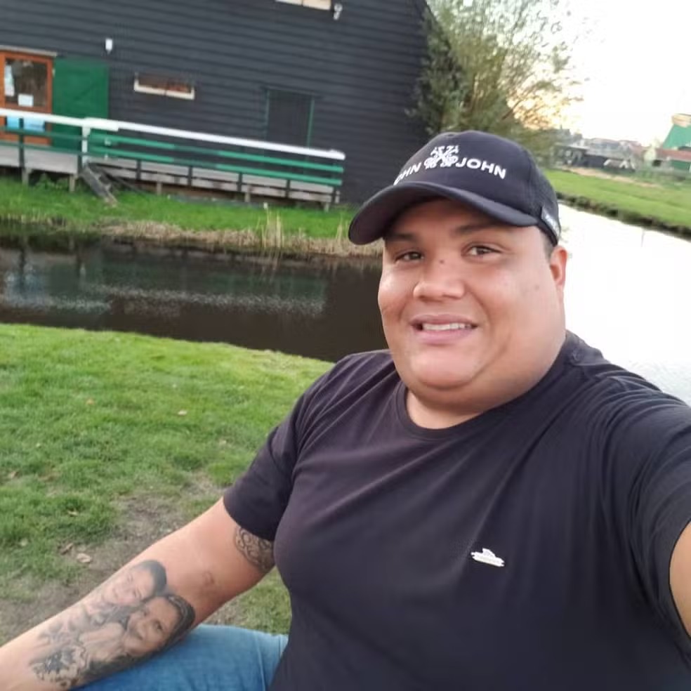 Conhecido pelo personagem "Vovozona," influenciador tem prisão prorrogada pela Justiça de Alagoas