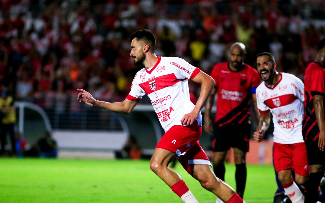 CRB vence Athletico e larga em vantagem na 3ª fase da Copa do Brasil