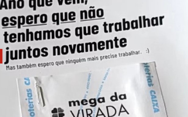 Chefe presenteia funcionárias com bolão da Mega da Virada