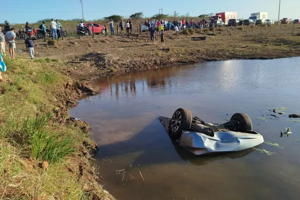 Motorista perde controle da direção e carro vai parar dentro de açude em Lagoa da Canoa