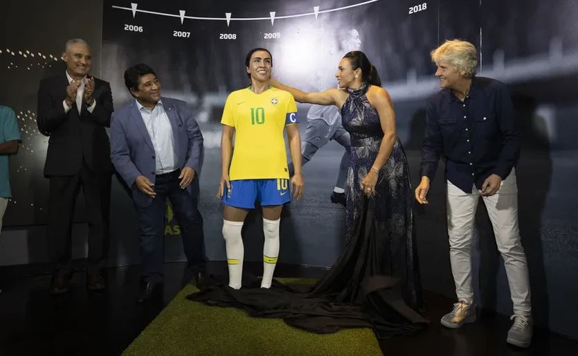 Marta é homenageada com estátua de cera no Museu da Seleção Brasileira. - Foto: Lucas Figueiredo/CBF