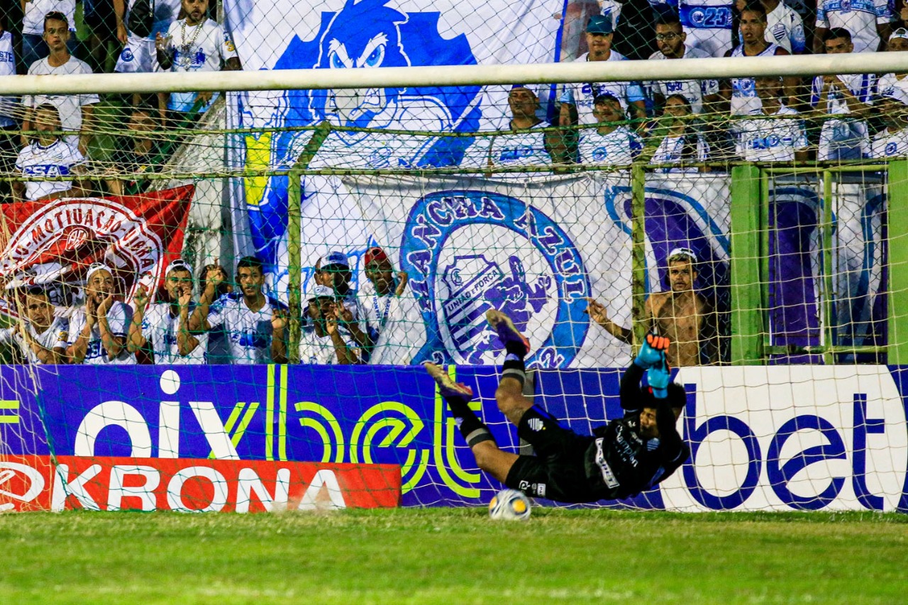Paulo Ricardo pegou três pênaltis e garantiu o CSA na fase de grupos - Foto: Ailton Cruz
