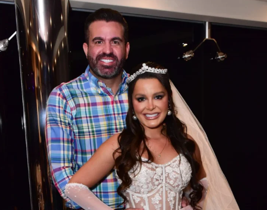 Ela disse sim de novo! Vestida de noiva, Maraisa é pedida em casamento em navio