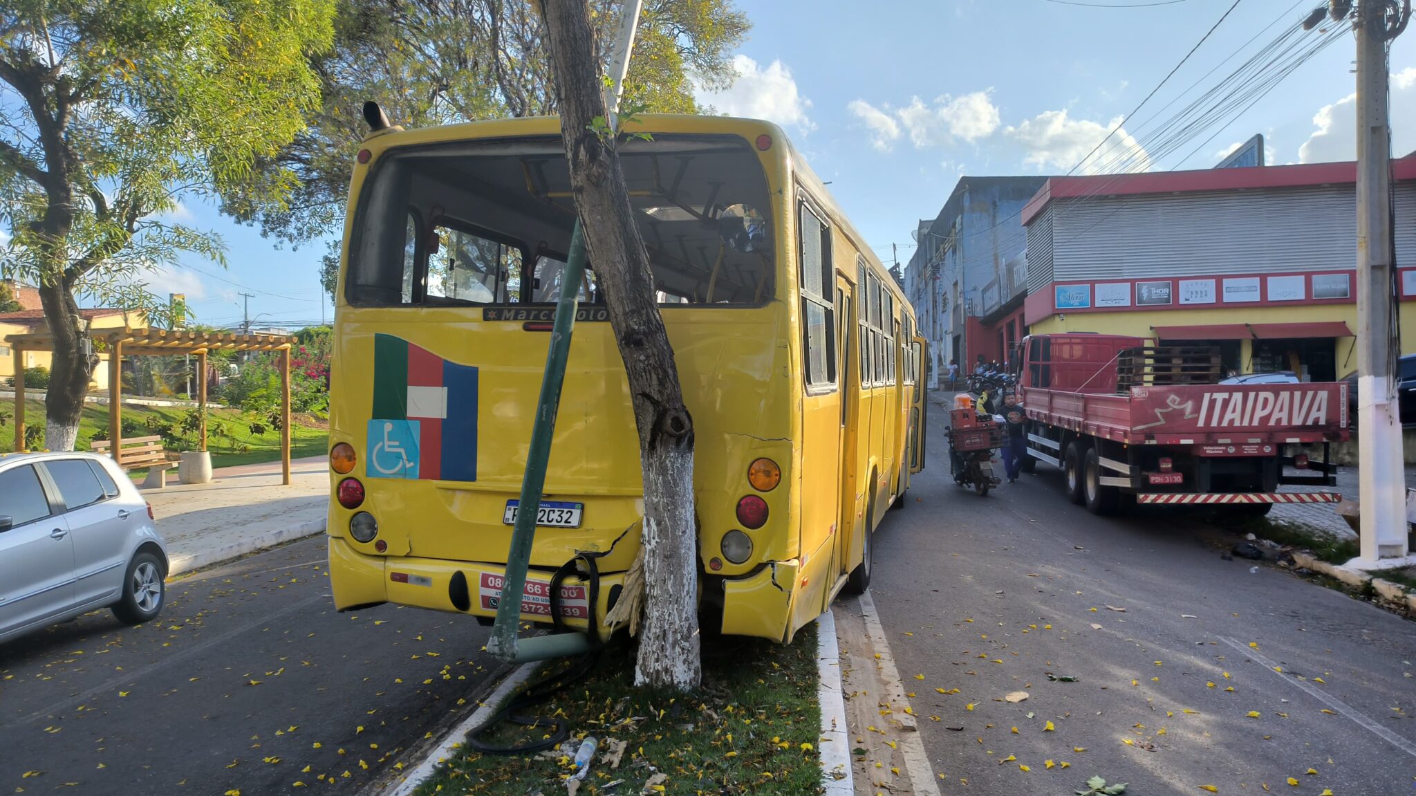 Ônibus perde freio e colide com carro e caminhão em Palmeira dos Índios