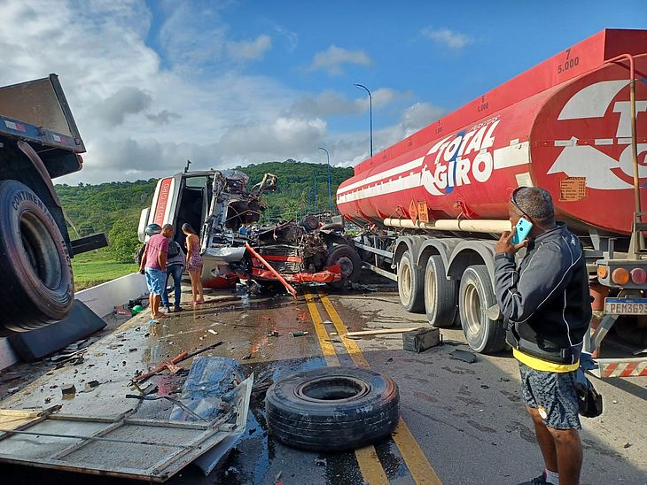 Carretas batem, um fica ferido e trecho de rodovia em Satuba é interditado