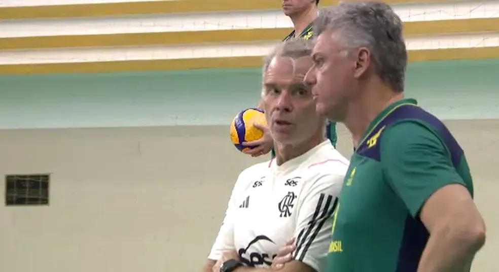 Bernardinho e Renan conversam durante treino da seleção — Foto: Reprodução