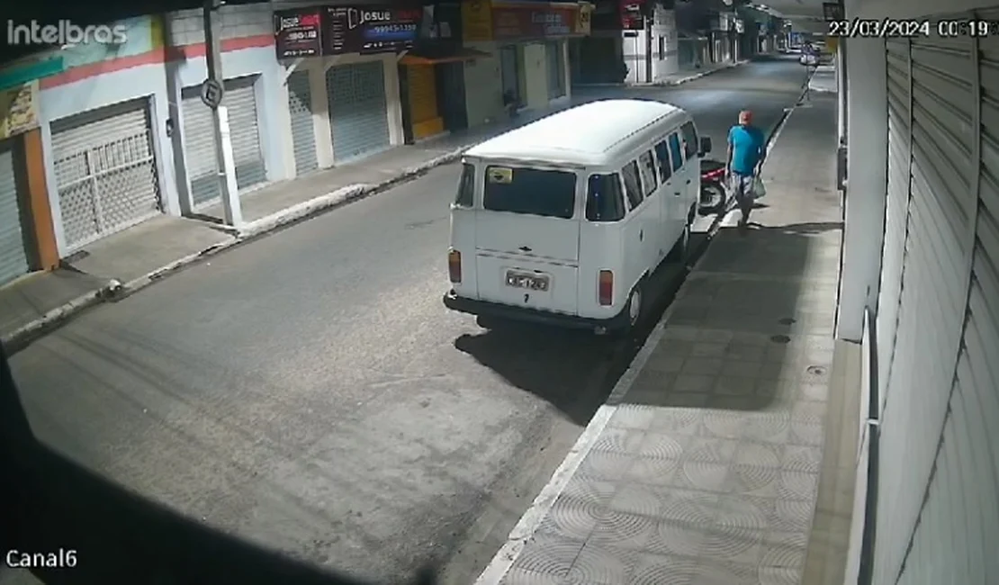 Dupla é presa com Kombi roubada em Arapiraca e materias furtados em loja no Centro de Palmeira dos Índios