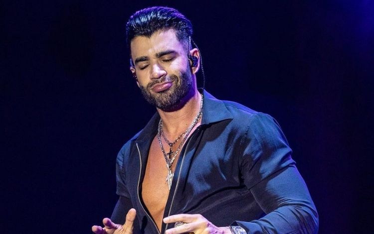 Gusttavo Lima posta foto do corpo nas redes sociais e vira chacota nos comentários: ‘Canela de sabiá’