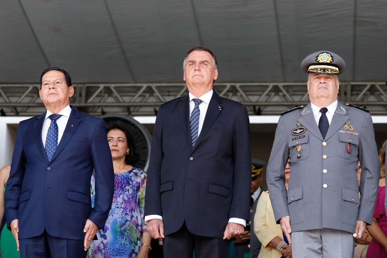 Cerimônia de Entrega de Espadas aos Aspirantes a Oficial da Turma “Bicentenário da Independência do Brasil. Foto: Isac Nóbrega / PR