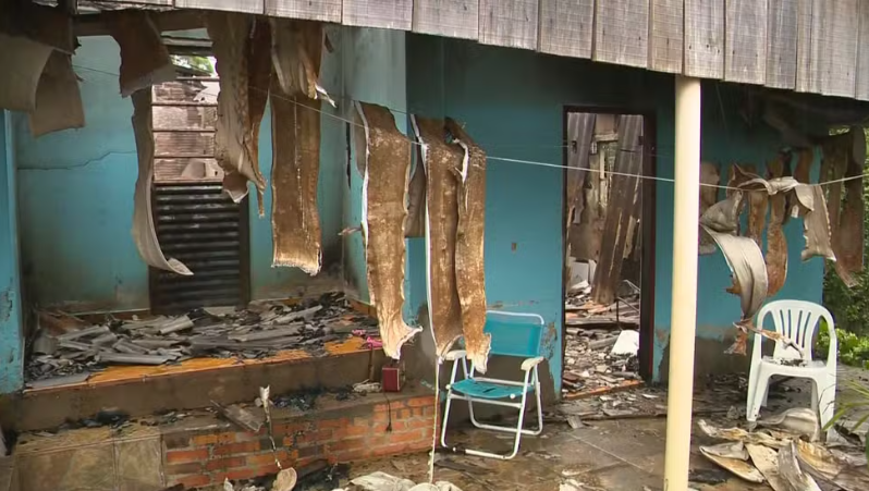 Suspeito ateou fogo em casa após atirar nas vítimas — Foto: Reprodução/RBS TV