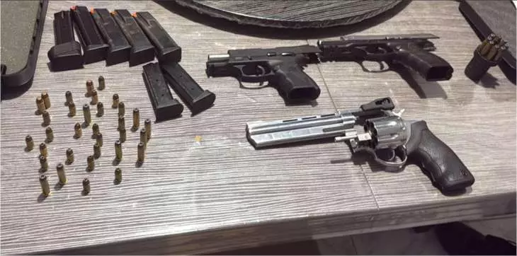 Armas de fogo foram apreendidas em posse do acusado- Foto: Reprodução Alagoas 24 horas