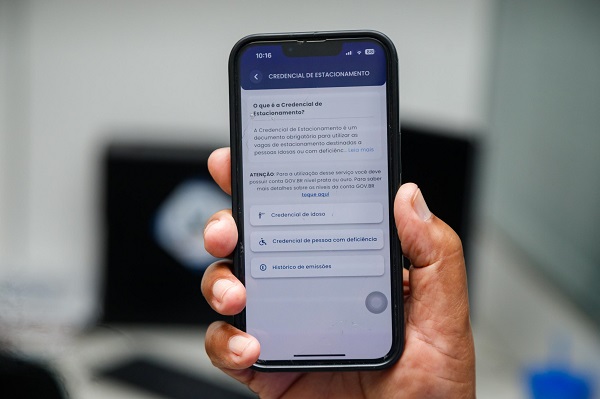 Idosos e pessoas com deficiência podem emitir cartão de estacionamento de forma digital em Alagoas