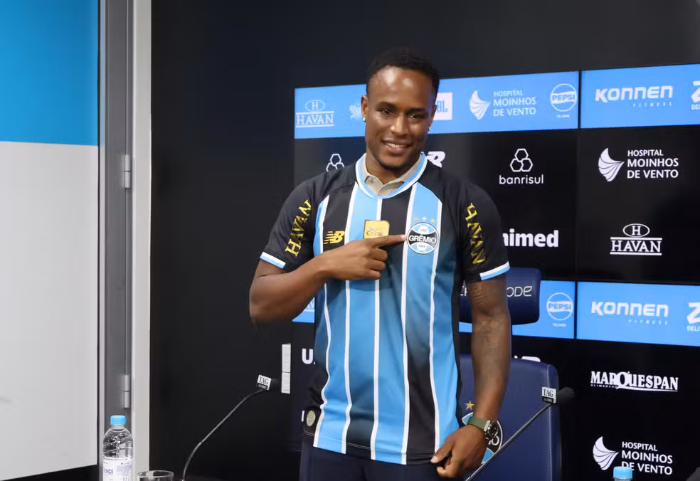 Jovane Cabral é apresentado no Grêmio e cita Ronaldinho, Suárez e Luan: "Clube histórico"