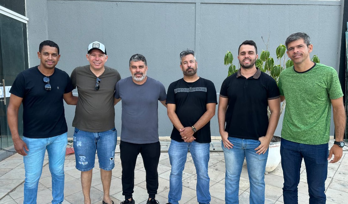 Nova comissão técnica do ASA ao lado da diretoria do clube - Foto: Assessoria